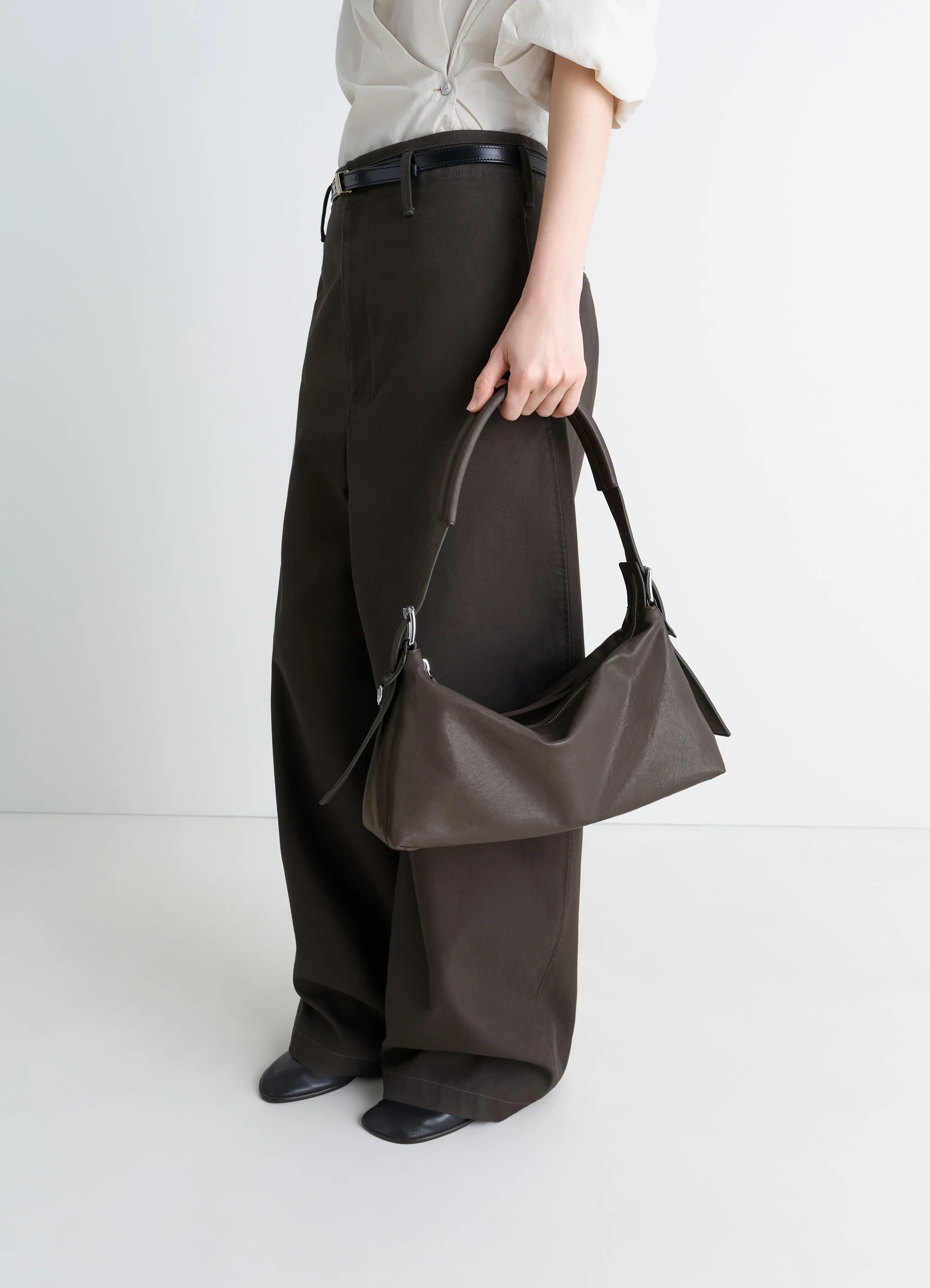BELTED BAGUETTE BAG IN LEATHER - Image 2
