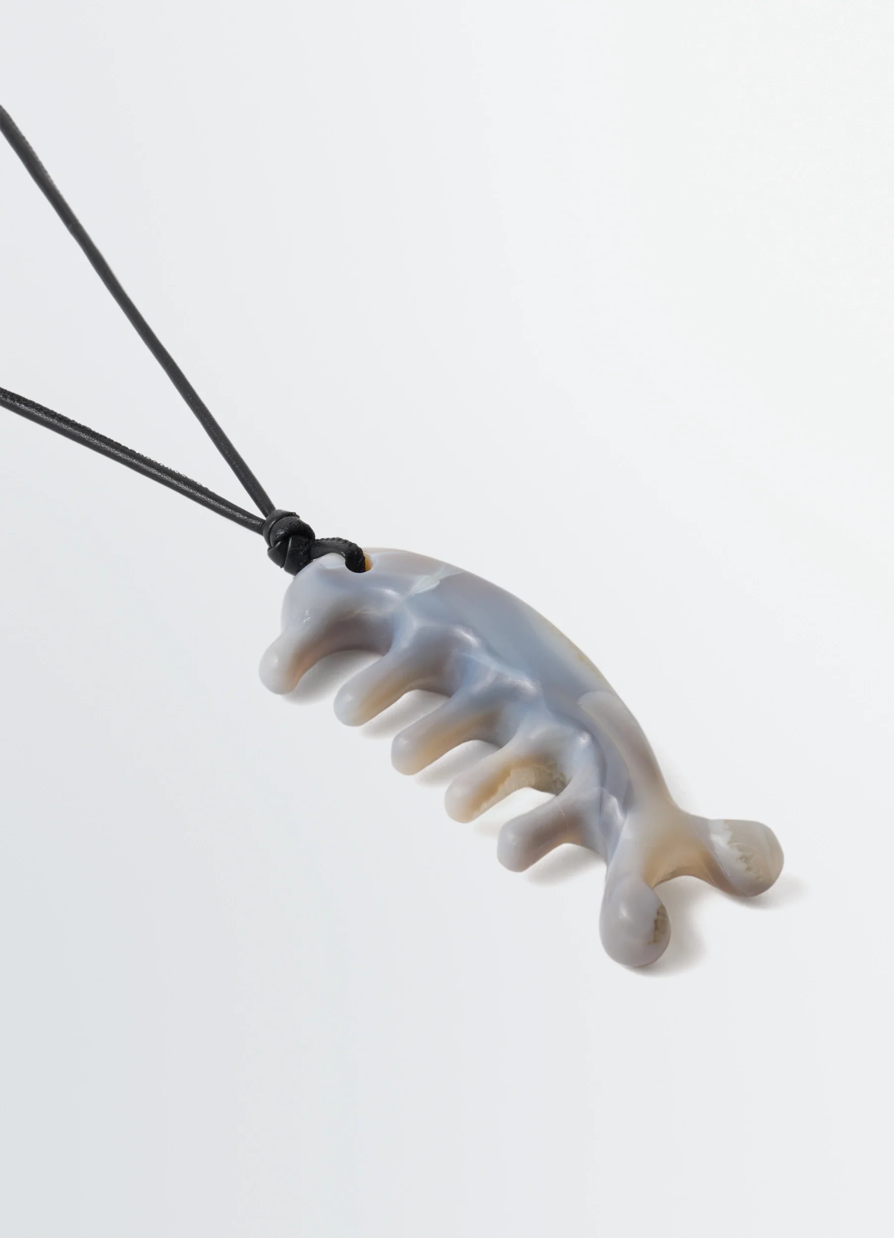 BELUGA GUA SHA NECKLACE IN AGATE - Image 3