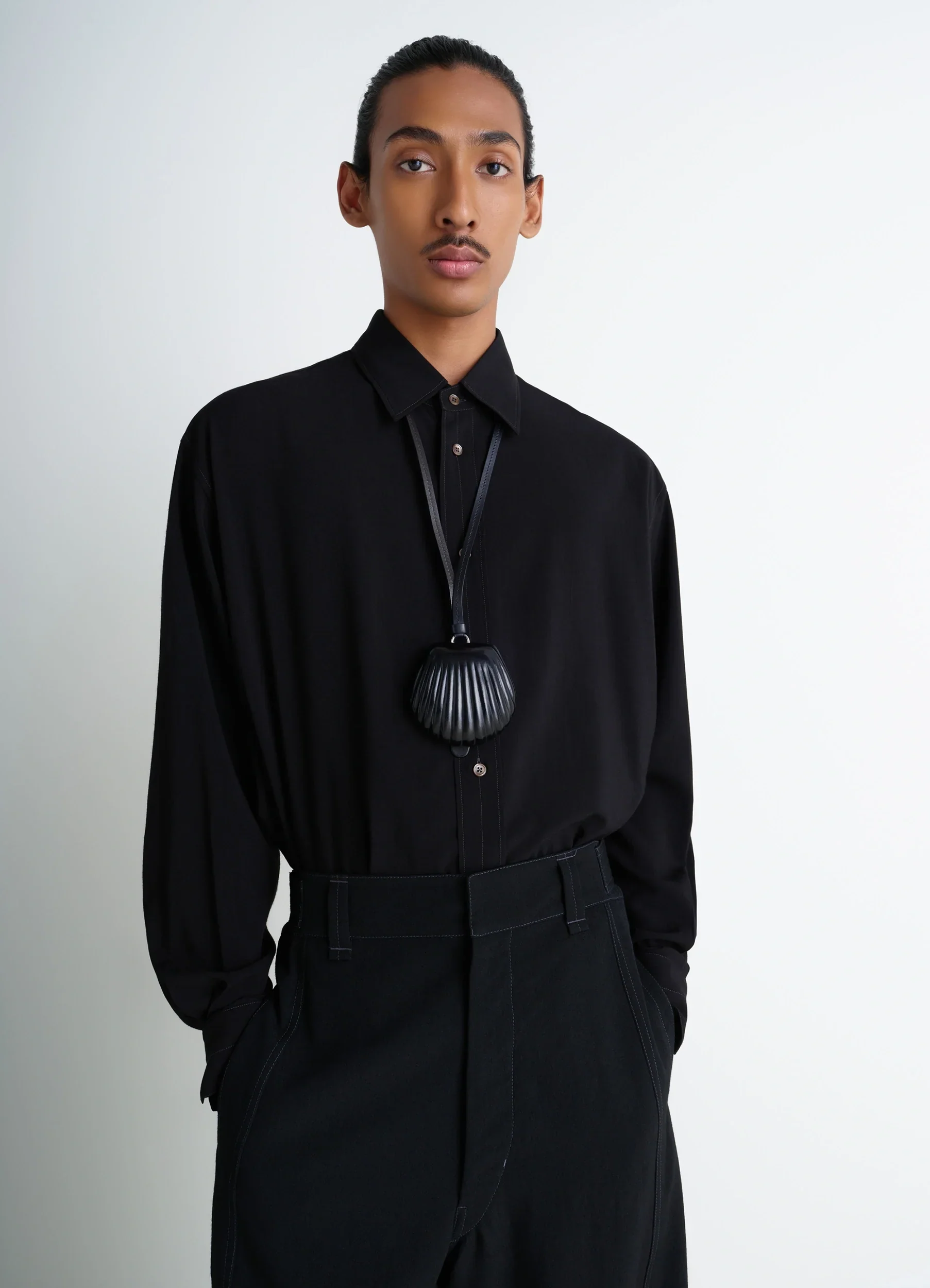 CARLOS SHELL COIN PURSE NECKLACE IN LEATHER - Image 2