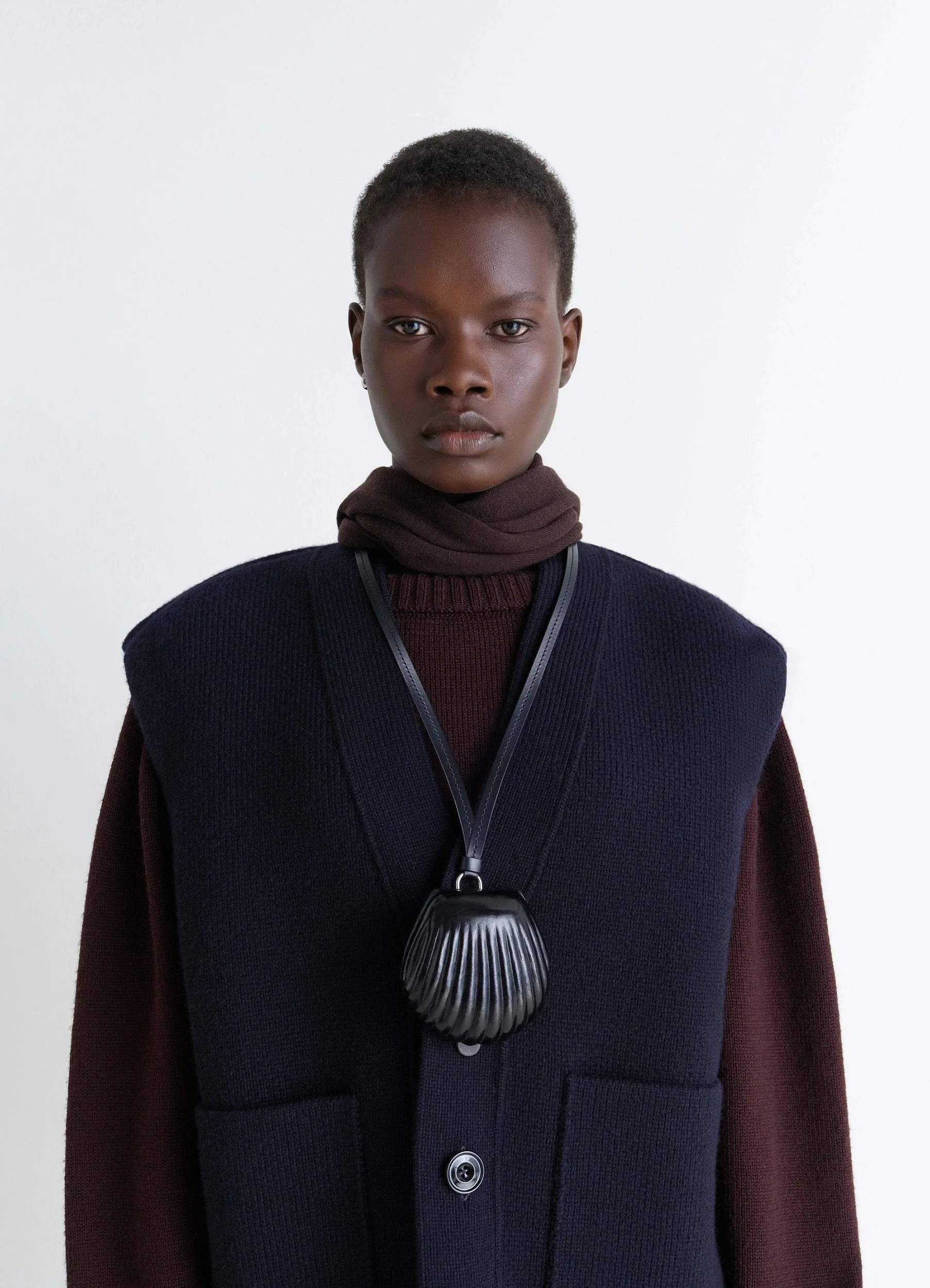 CARLOS SHELL COIN PURSE NECKLACE IN LEATHER - Image 3