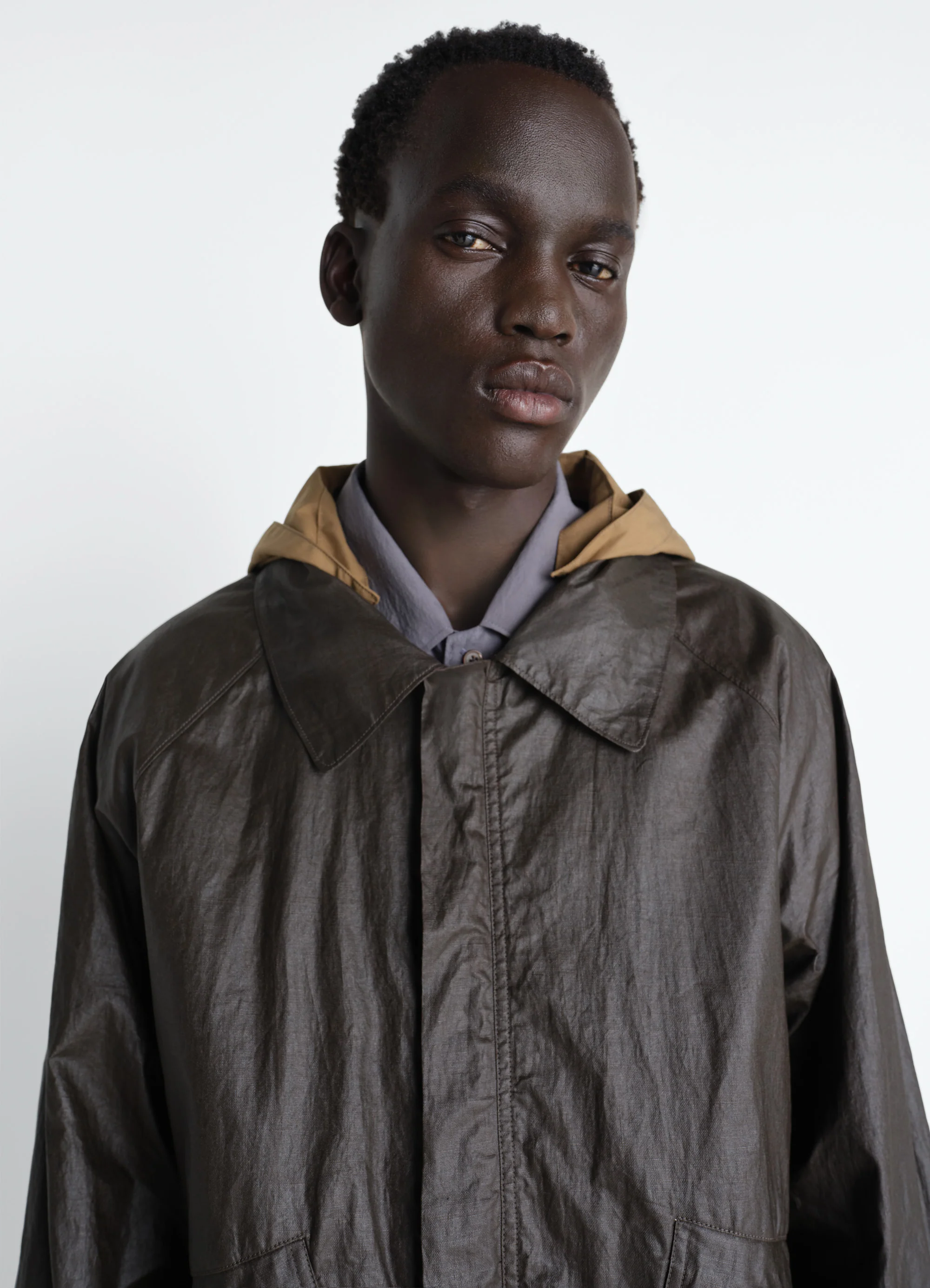 RAIN JACKET WITH DETACHABLE HOOD IN COATED TECHNICAL LINEN - Image 4