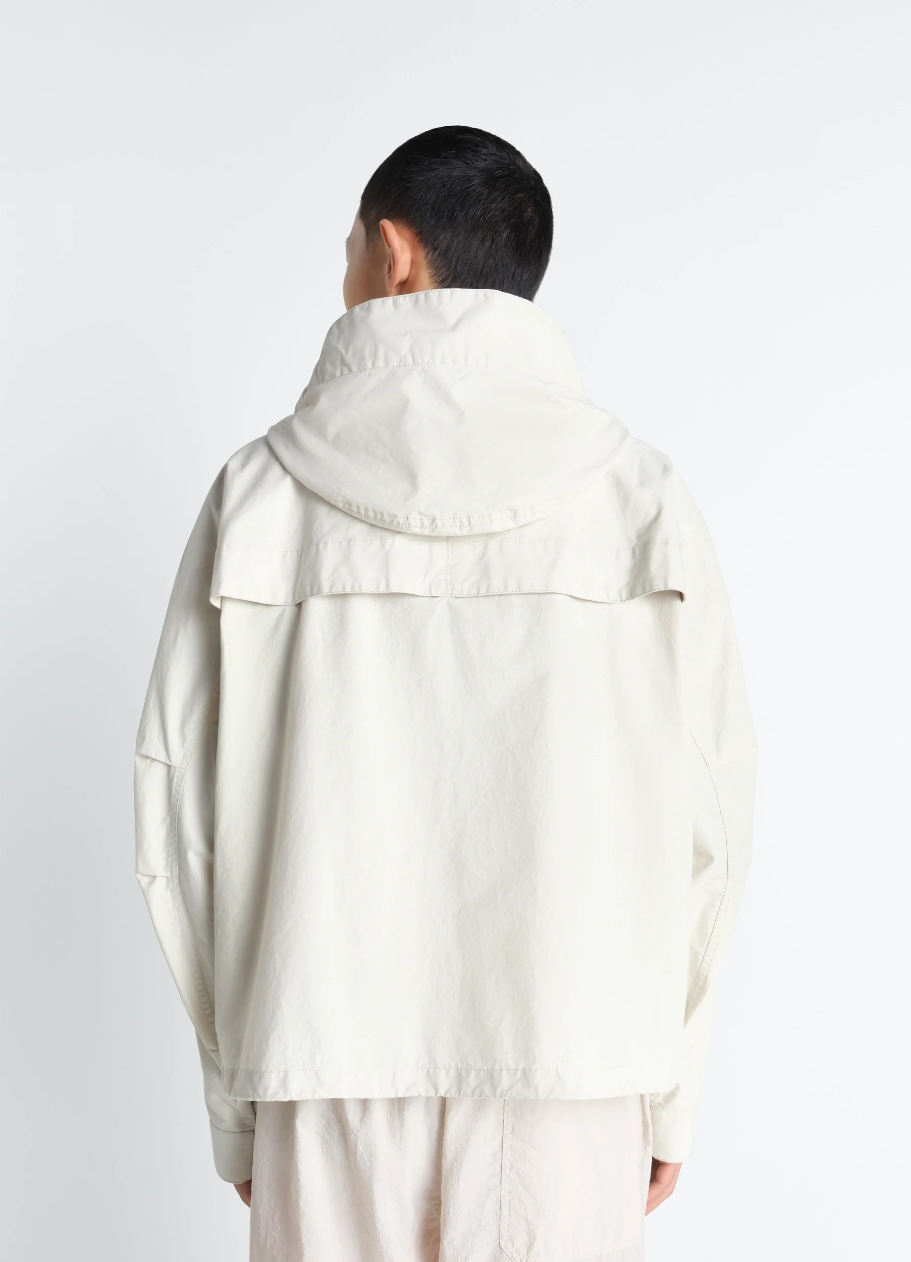 SHORT RAIN PARKA IN VENTILE® COTTON - Image 9