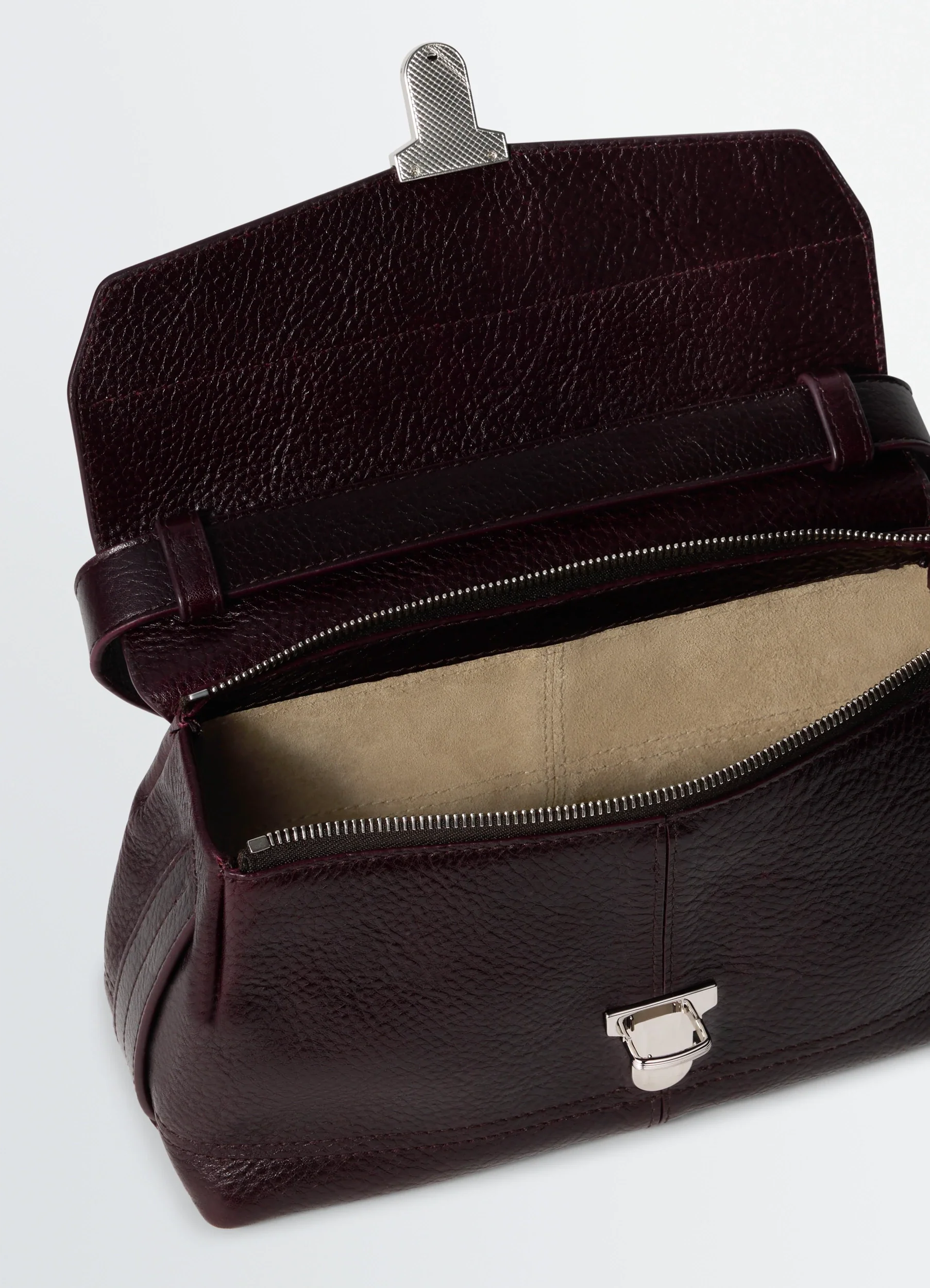 SMALL GEAR BAG IN LEATHER - Image 4